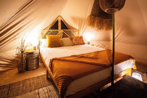 Glamping | Free WiFi, bed sheets