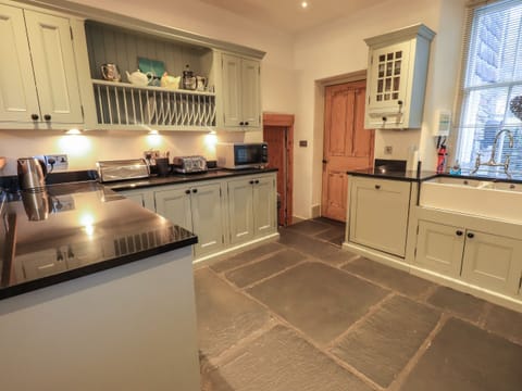 Cottage | Private kitchen | Fridge, dishwasher, cookware/dishes/utensils
