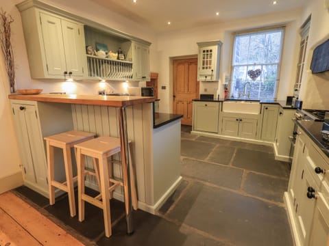 Cottage | Private kitchen | Fridge, dishwasher, cookware/dishes/utensils