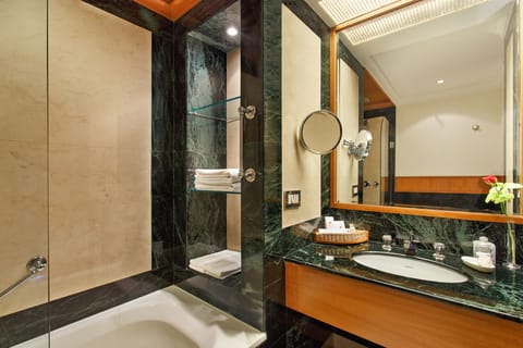 Premier Suite | Bathroom | Shower, free toiletries, hair dryer, bathrobes