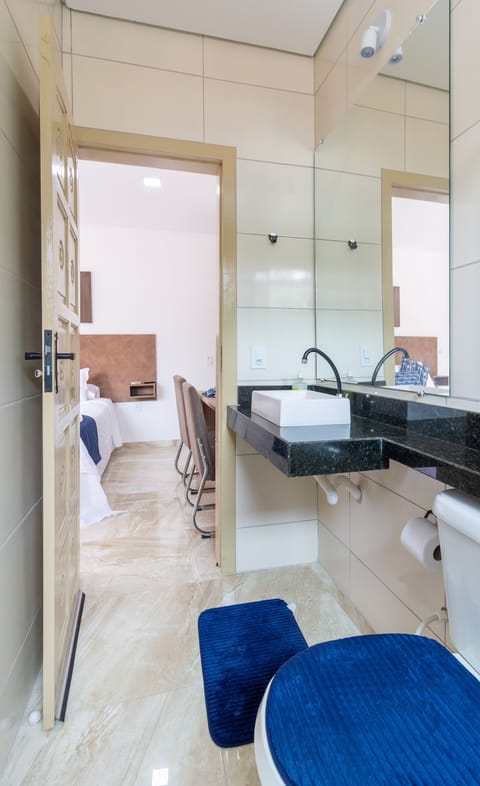 Deluxe Apartment | Bathroom | Shower, hair dryer, towels, soap