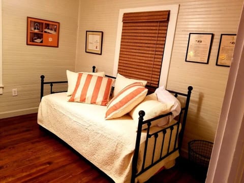 Signature Cottage, 2 Bedrooms | Individually decorated, individually furnished, iron/ironing board