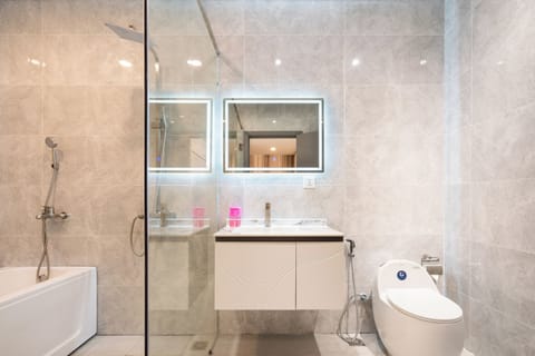 Family Apartment | Bathroom | Shower, hair dryer, bidet, towels