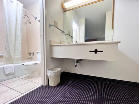 Basic Double Room | Bathroom | Bathtub, towels
