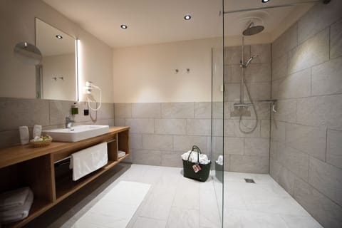 Junior Suite (Relax) | Bathroom | Free toiletries, hair dryer, bathrobes, slippers