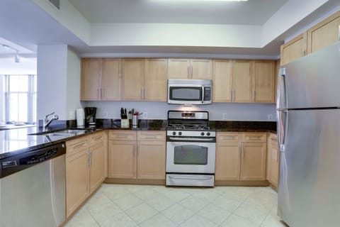 City Apartment | Private kitchen | Full-size fridge, microwave, oven, stovetop