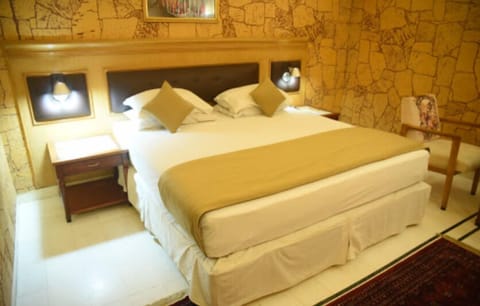 Deluxe Double Room | Iron/ironing board, free WiFi