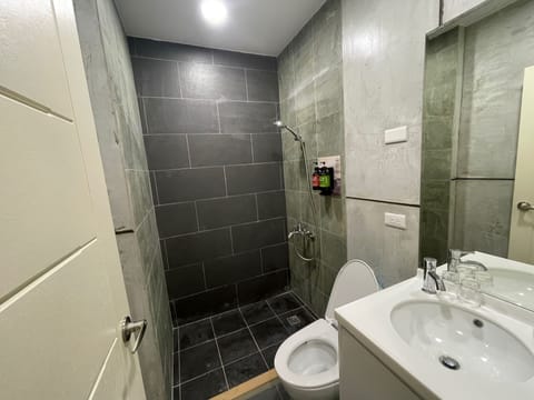 Classic Triple Room | Bathroom | Shower, rainfall showerhead, hair dryer, towels