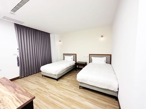 Classic Twin Room | Premium bedding, down comforters, pillowtop beds, desk