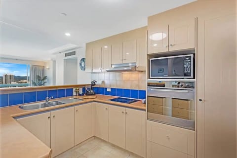 Executive Apartment | Private kitchen | Full-size fridge, microwave, oven, toaster