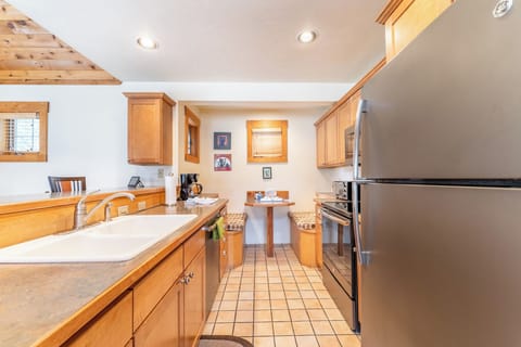 House (4 Bedrooms) | Exterior