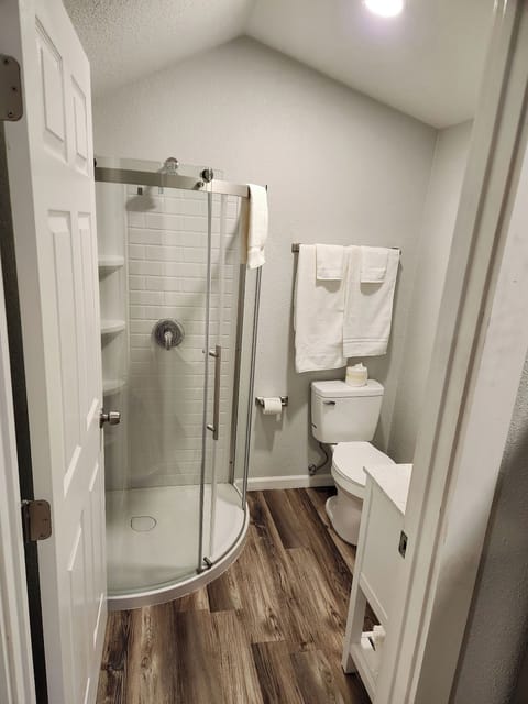 Grand Double Room, Kitchenette (5) | Bathroom | Free toiletries, towels, soap, shampoo
