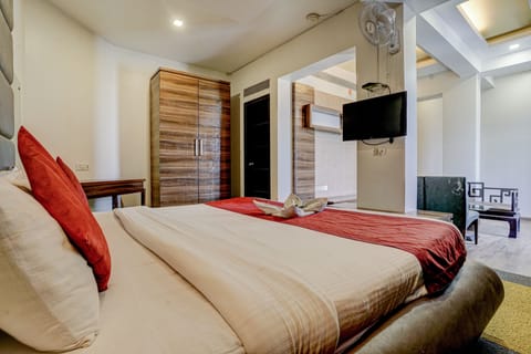 Superior Suite Room | Desk, free WiFi, bed sheets