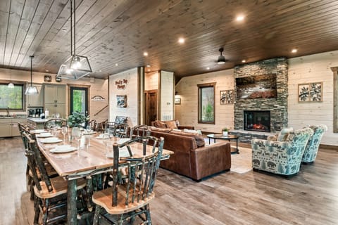 Rocky Top Plunge's cozy living area