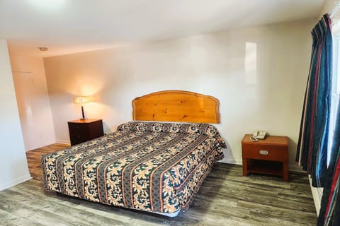 Room, 1 King Bed, Smoking | Desk, free WiFi, bed sheets