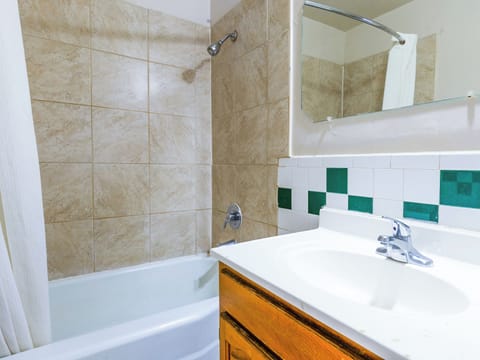 Room, 1 King Bed, Smoking | Bathroom | Free toiletries, towels