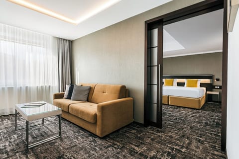 Premier Suite | Minibar, in-room safe, desk, laptop workspace