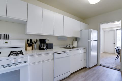 City Apartment | Private kitchen | Full-size fridge, microwave, oven, stovetop