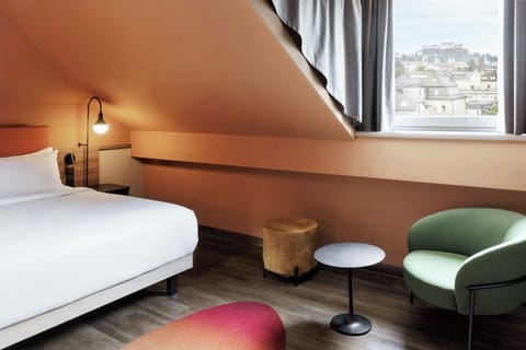 Junior Suite, 1 King Bed, Courtyard View | Hypo-allergenic bedding, in-room safe, desk, laptop workspace