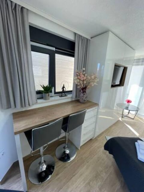 36-cm flat-screen TV with satellite channels, TV