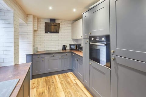 Hecklers Cottage, Barnard Castle - Host & Stay