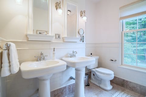 Deluxe Room | Bathroom | Shower, hydromassage showerhead, designer toiletries, hair dryer