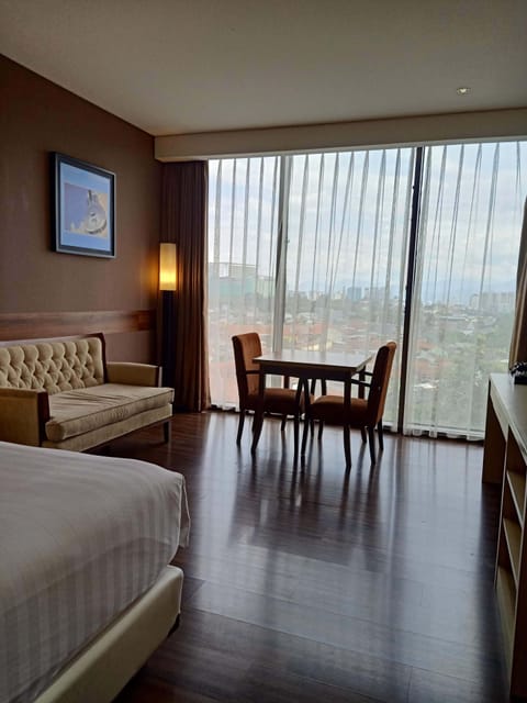 Executive Room | Premium bedding, minibar, in-room safe, desk