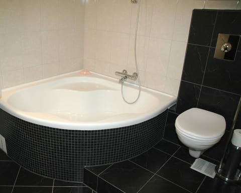 Deep soaking tub, free toiletries, hair dryer, towels