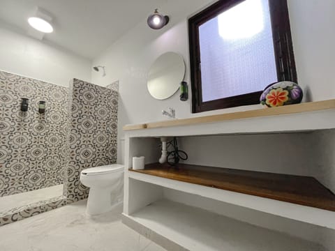 Dream Room Xochimilco pedestria patio r1 | Bathroom | Shower, rainfall showerhead, towels, soap