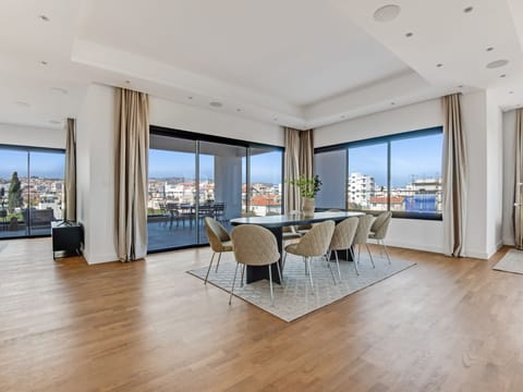 Apartment, 3 Bedrooms, Balcony, City View | Dining room