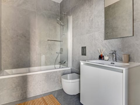 Apartment, 2 Bedrooms, Balcony, City View | Bathroom