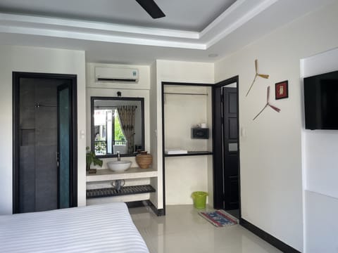 Deluxe Room, Balcony | Minibar, in-room safe, desk, laptop workspace