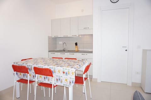 Apartment, 2 Bedrooms, Balcony, Garden View | Dining