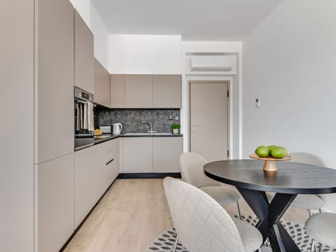 Apartment, 3 Bedrooms, Balcony, City View | Dining room