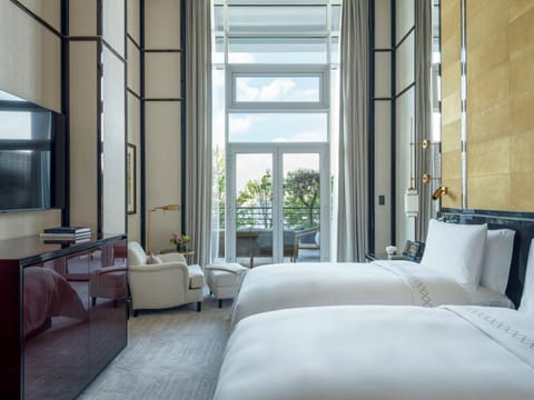 Grand Bosphorus Suite With Balcony | Minibar, in-room safe, desk, laptop workspace