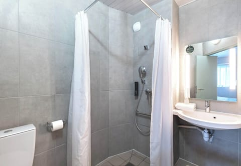 Double room accessible to people with reduced mobility | Bathroom | Shower, towels