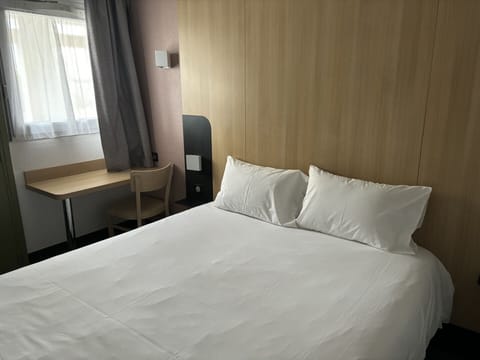 Desk, blackout drapes, soundproofing, free WiFi