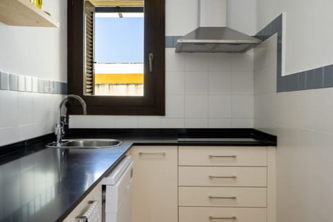 Apartment (CAPRICORNIO) | Private kitchen | Fridge, microwave, stovetop, electric kettle