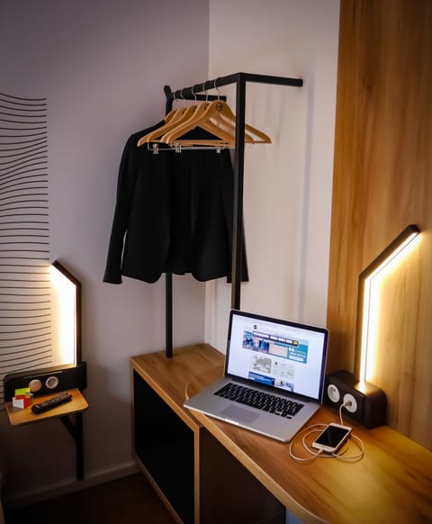 Premium bedding, desk, soundproofing, free cribs/infant beds