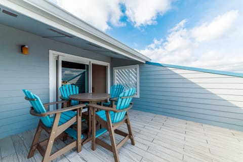 Sundown D32 Balcony with Table and Chairs