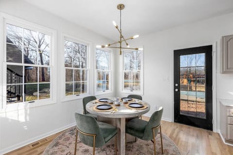 [Main Kitchen] Breakfast nook with seating for 4 and walk-out to pool area