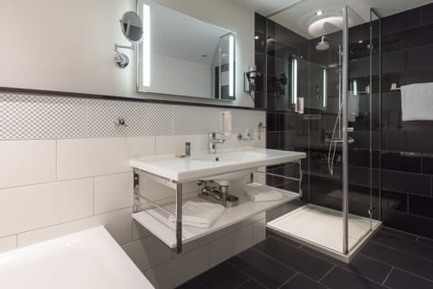 Junior Suite | Bathroom | Eco-friendly toiletries, hair dryer, towels