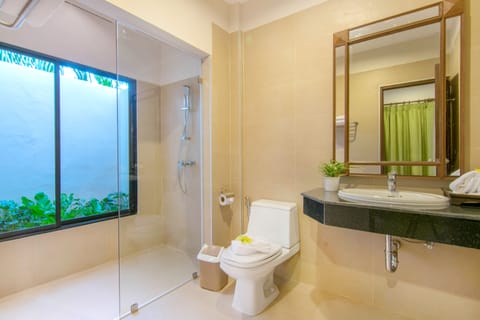 Palm Villa | Bathroom | Shower, free toiletries, hair dryer, slippers