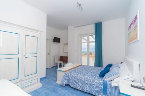 Superior Double Room, Sea View | Minibar, in-room safe, desk, soundproofing