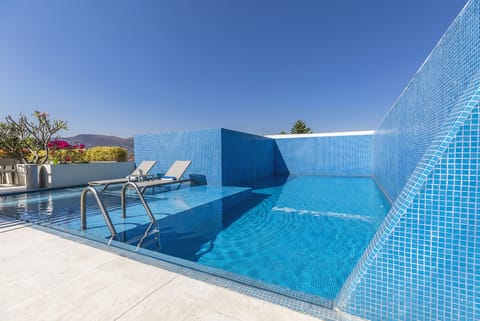 Outdoor pool, pool umbrellas, sun loungers