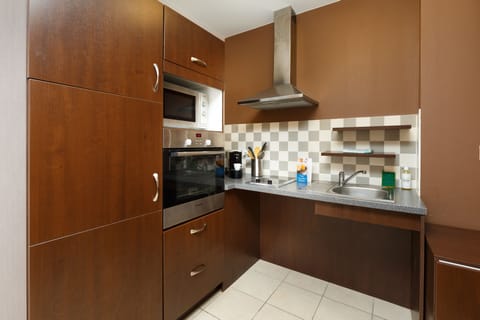 Apartment, 1 Bedroom | Private kitchen | Fridge, microwave, oven, stovetop