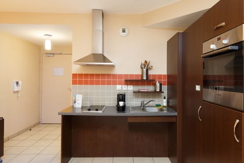 Studio, Terrace | Private kitchen | Fridge, microwave, oven, stovetop