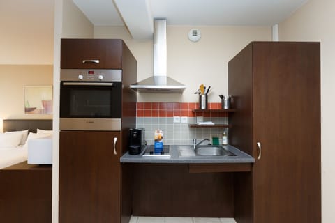 Studio, 1 Queen Bed | Private kitchen | Fridge, microwave, oven, stovetop