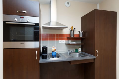 Studio, 1 Queen Bed | Private kitchen | Fridge, microwave, oven, stovetop