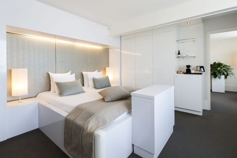 Suite, 1 Bedroom, City View | Minibar, in-room safe, desk, blackout drapes